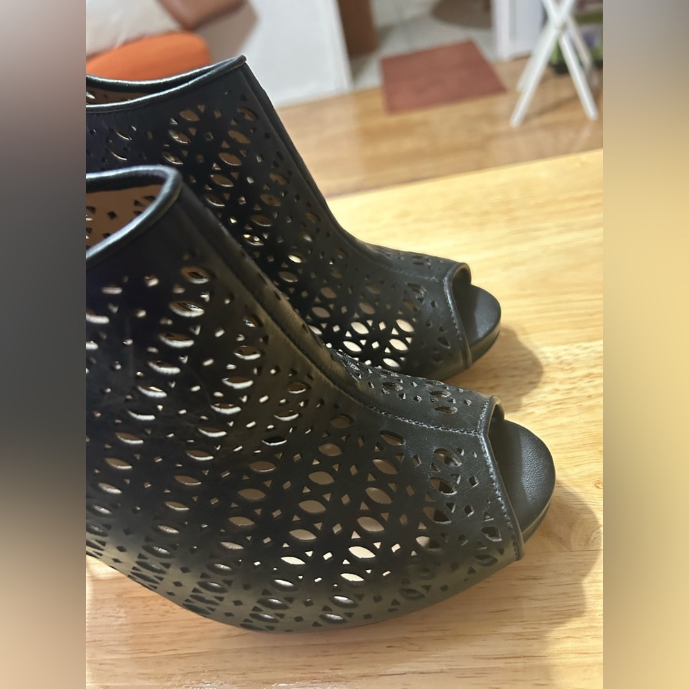 👠Ann Taylor Peep toe Bootie